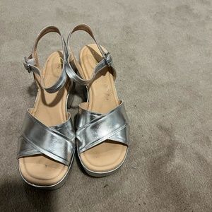 Great condition size 7.5 Clarks silver heels